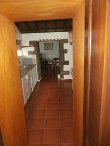 a hallway leading to a kitchen and a dining room at Casa Dos Mosteiros in Mosteiros