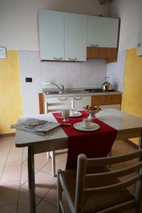 ヴェローナにあるVilla Terriのキッチン(テーブル、赤いテーブルクロス付)