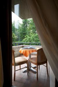 ヴェローナにあるVilla Terriの窓付きのバルコニー(テーブル、椅子付)