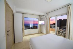 Postel nebo postele na pokoji v ubytování Apartments Panorama Alaj