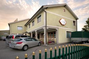 The building in which fogadókat is located