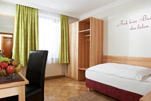 A bed or beds in a room at Biergasthof Riedberg