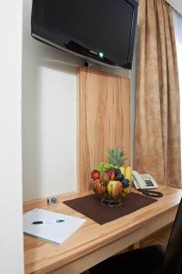 A television and/or entertainment centre at Biergasthof Riedberg