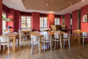 Posedenie v ubytovaní Le Café-Hôtel de L'Aubier