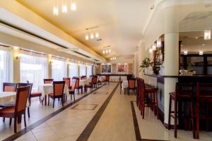 Hotel Relax tesisinde bir restoran veya yemek mekanı