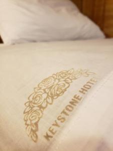 Postel nebo postele na pokoji v ubytování Keystone Hotel