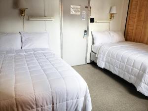 Un pat sau paturi într-o cameră la Keystone Hotel