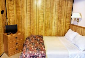 Postel nebo postele na pokoji v ubytování Keystone Hotel