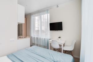 OdintsovoにあるDega new studio 2のベッドルーム1室(ベッド1台、テーブル、椅子付)