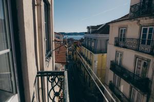 リスボンにあるThe Blue House - Bica Yellow Tramの市街の景色を望むアパートメントバルコニー