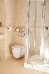 Uma casa de banho em Hotel Kilmore