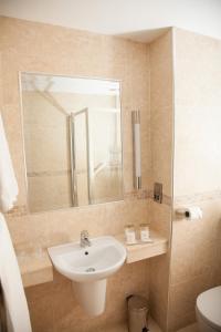 Uma casa de banho em Hotel Kilmore