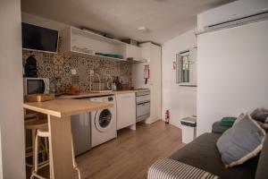 リスボンにあるThe Blue House - Bica Ropersの小さなキッチン(洗濯機付)
