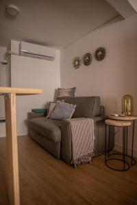 - un salon avec un canapé et une table dans l'établissement The Blue House - Bica Ropers, à Lisbonne