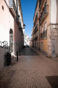 リスボンにあるThe Blue House - Bica Ropersの建物のある街の空き道
