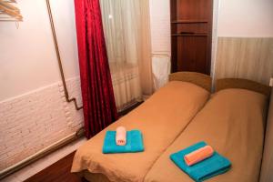 1 dormitorio con 1 cama con 2 toallas en Old Flat Guest house on Zhukovskogo en San Petersburgo