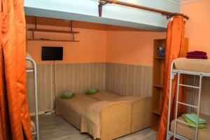 Двухъярусная кровать или двухъярусные кровати в номере Гостевой Дом Old Flat на Жуковского