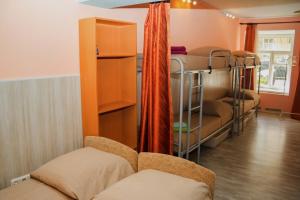 Двухъярусная кровать или двухъярусные кровати в номере Гостевой Дом Old Flat на Жуковского