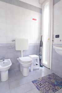 ein weißes Bad mit einem WC und einem Waschbecken in der Unterkunft Peaceful apartment in the heart of Bologna in Bologna