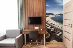 Televízia a/alebo spoločenská miestnosť v ubytovaní Metropolis Apartamenty Centrum