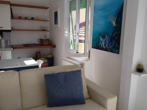 A kitchen or kitchenette at appartamento Chiara Még 18 kép