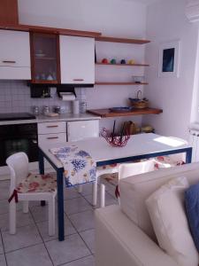 A kitchen or kitchenette at appartamento Chiara