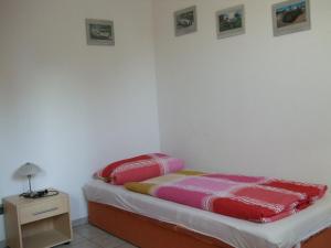 een slaapkamer met een bed met kleurrijke lakens erop bij A2-Vermietung in Peine