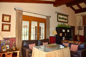 a living room with leather chairs and a table at Villa Miranda in El Rompido