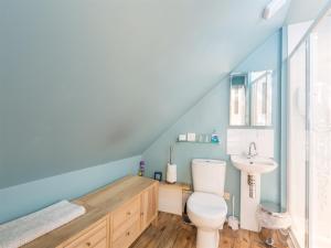 un bagno con un water e un lavandino di River Cottage a Inverness