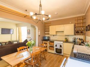 una cucina e un soggiorno con un tavolo e una sala da pranzo di River Cottage a Inverness Altre 14 foto