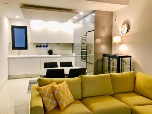 ピラール・デ・ラ・オラダダにあるPlaya Elisa Superのリビングルーム(黄色のソファ付)、キッチンが備わります。