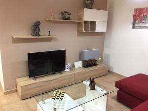 een woonkamer met een grote flatscreen-tv bij Apartamento Infantes in Ronda