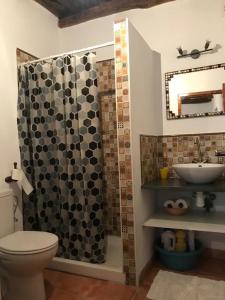 パンパネイラにあるCASA M'GUIREのバスルーム(トイレ、洗面台付)