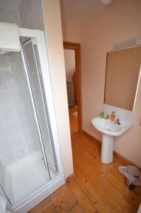 Vannituba majutusasutuses Camillaun Lodge with Lough Corrib Boat Hire