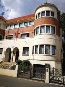 un edificio con una bandera delante en Le Park, en Bucarest