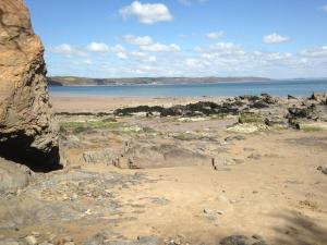 una playa con rocas y el océano en el fondo en Merlewood Hotel en Saundersfoot