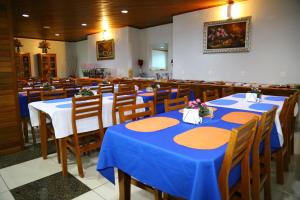 Swamy Hotel tesisinde bir restoran veya yemek mekanı