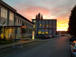 Un edificio con coches aparcados en un estacionamiento. en Ruhr Inn Hotel, en Hattingen