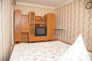 Tempat tidur dalam kamar di 1 room apart on str. Ukrainskaya 34