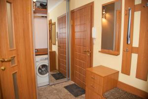 ザポリージャにある1 room apart on str. Ukrainskaya 34の小さなバスルーム(洗濯機、ドア付)