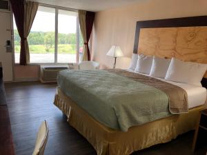 a hotel room with a bed and a large window at Hotel Lexihill in Lexington