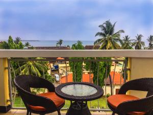 un tavolo e sedie su un balcone con vista di Seascape Hotel a Dar es Salaam
