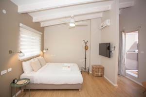 Uma cama ou camas num quarto em Tslil Suite