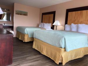 a hotel room with two beds and a table at Hotel Lexihill in Lexington