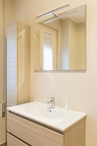 bagno con lavandino e specchio di Minisuite Zefiro-Intero appartamento ad uso esclusivo by Appartamenti Petrucci a Foligno