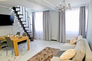 Зона вітальні в Elegant City Center Apartment Pawlikowskiego 8