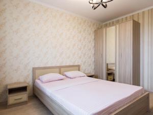 バラシハにあるApartments On Sovetskayaのベッドルーム1室(ベッド1台、シーリングファン付)