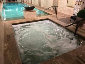 una piscina de agua en medio de un edificio en Lewis & Clark Motel - Bozeman, en Bozeman