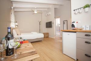 uma cozinha e sala de estar com uma cama num quarto em Tslil Suite em Yeruham