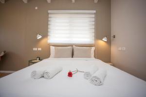 Uma cama ou camas num quarto em Tslil Suite